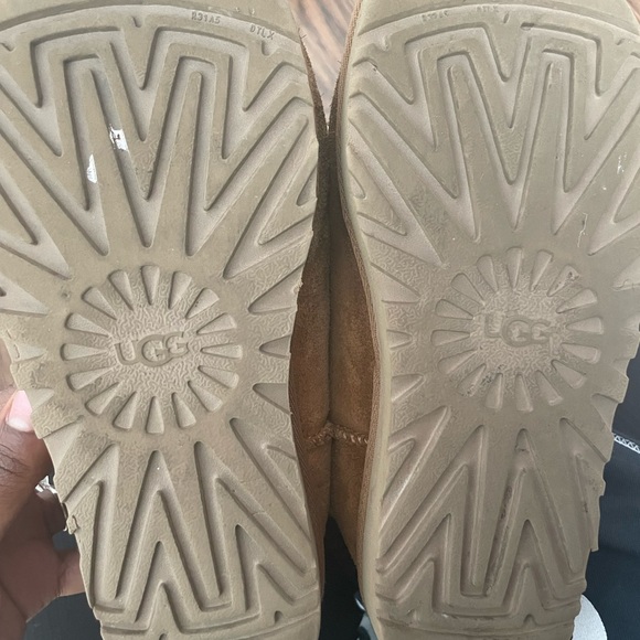 Ugg Tall boot w/ leopard print inside - Picture 2 of 6